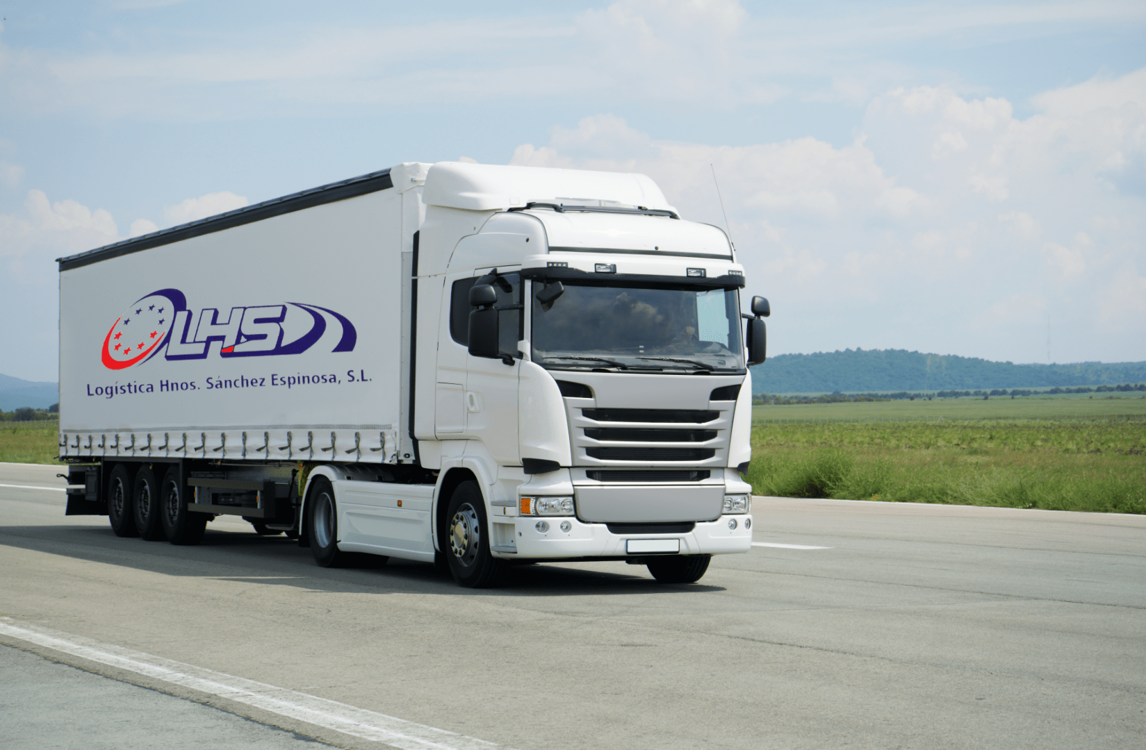 Empresa de transporte. Se muestra un camión con el logotipo de la empresa
